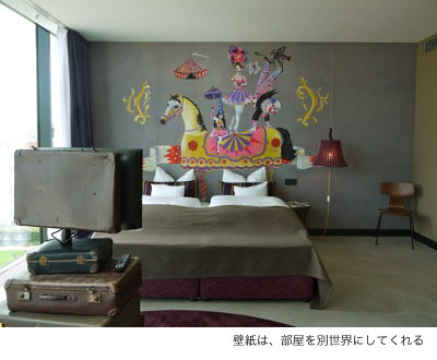 壁画のような壁紙インテリアのホテル Kubota Magazin